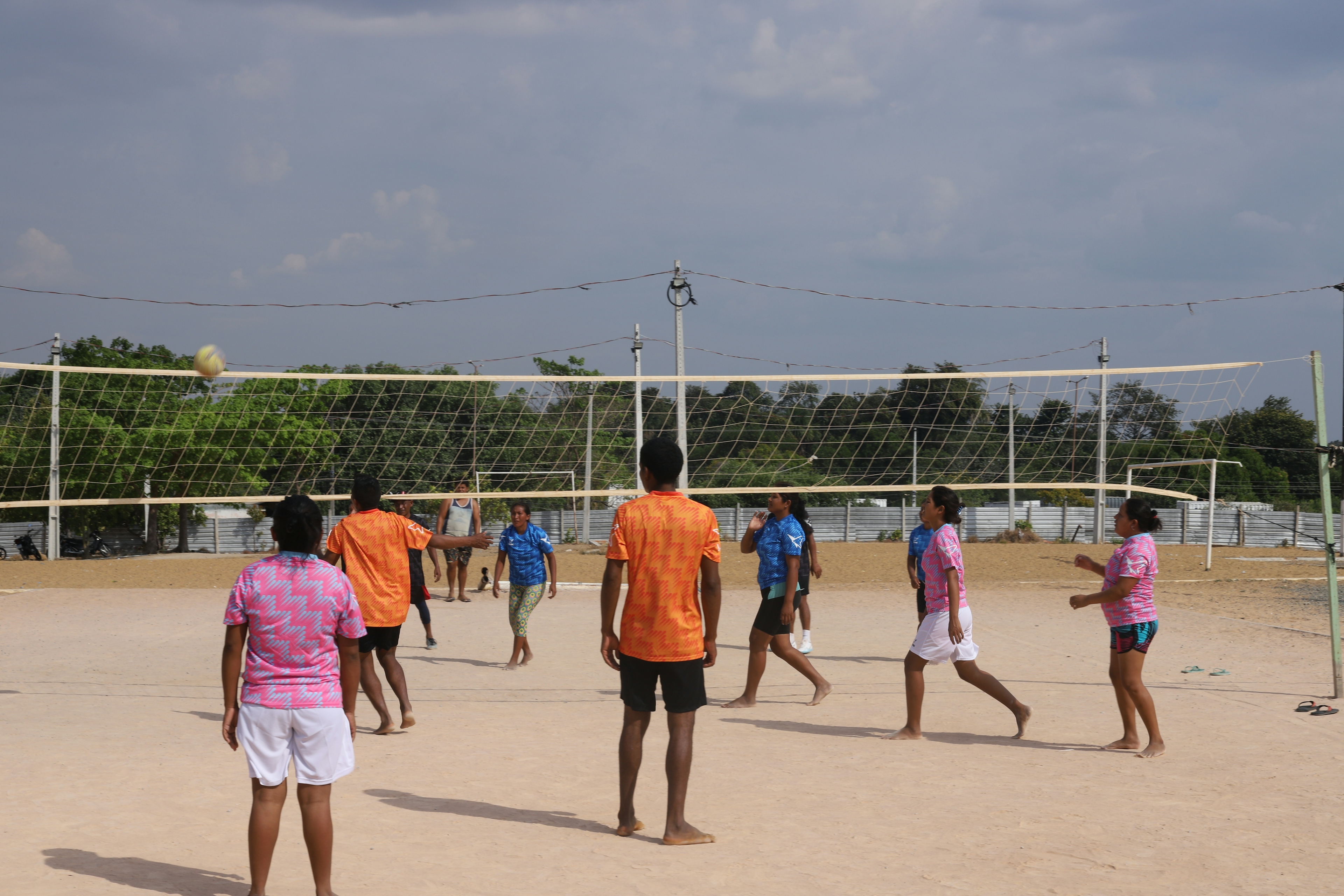 Game of volleyball in Boa Vista shelter